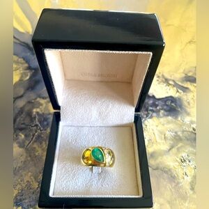 Gorgeous Colombian 18K Gold, emerald and diamond ring.